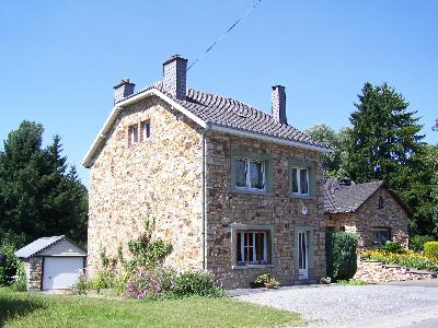 Maison en pierres du pays dans les Ardennes Belges