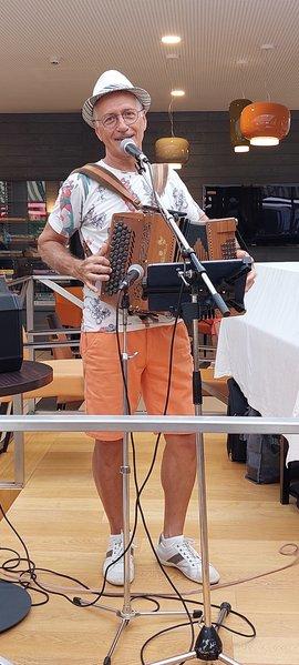 Chanteur Animateur Accordéoniste + Chanteuse