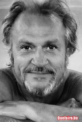 Chanteur de variété , crooner à grande voix