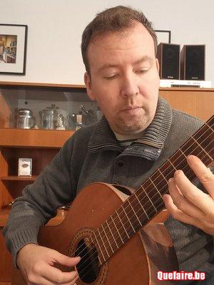 Cours de guitare pour enfants et débutants.