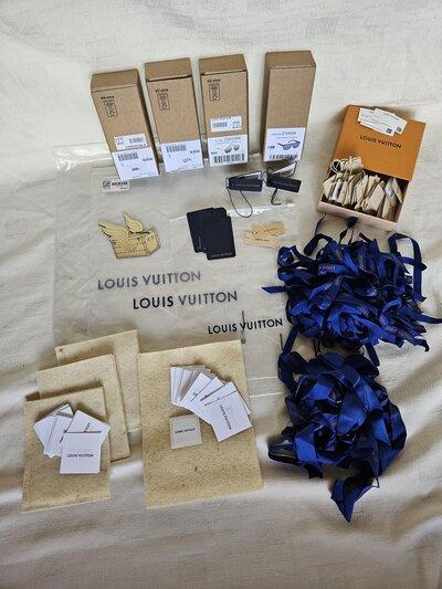 Vuitton. 25 articles Emballage. boîtes rubans...