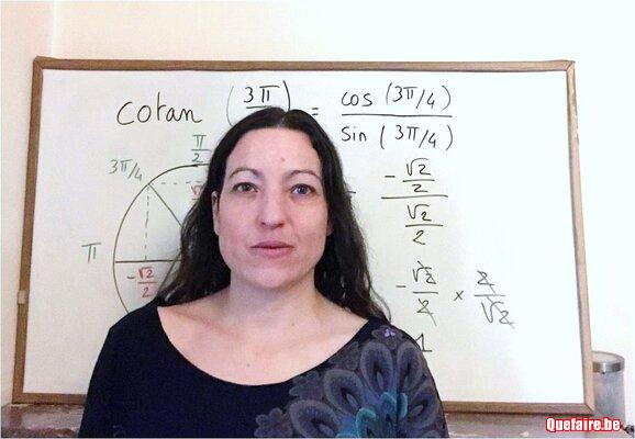 Enseignante donne cours de maths et sciences