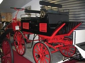 Expositions Voitures accessoires chevaux antiques.