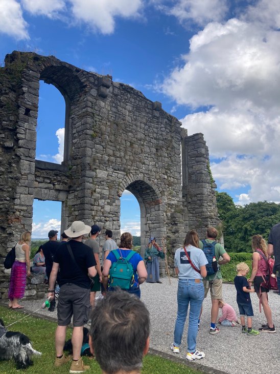 Loisirs Balade dans ruines Château Comtal