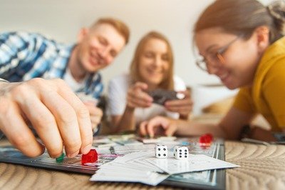 Loisirs Friends play board game.Focus dice