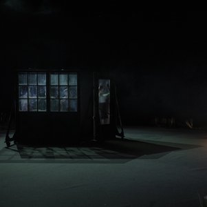 Spectacles Kaddish, femme chauve peignoir rouge