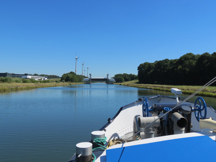 Loisirs Croisière Ronquières avec passage plan incliné de l ascenseur bateaux