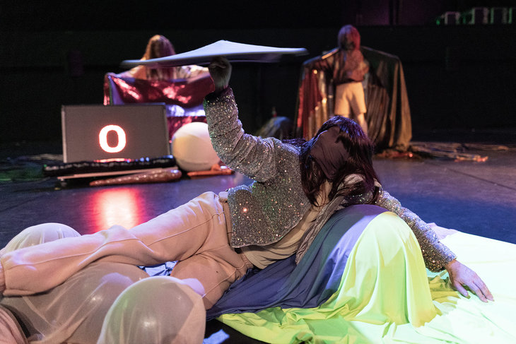 Spectacles Piñata Cake