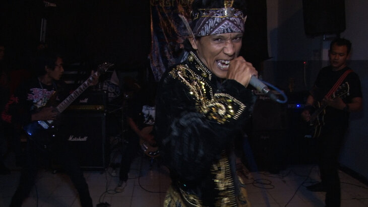 Spectacles A l est l enfer