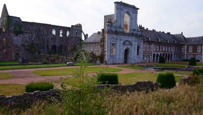 Loisirs L Abbaye travers regard moine Cyprien