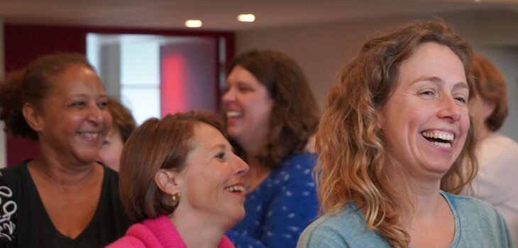 Stages,cours Atelier Yoga Rire Réduire stress retrouver l’énergie