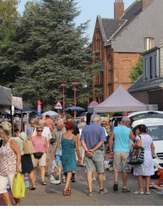  Marché puces nocturne dans rues