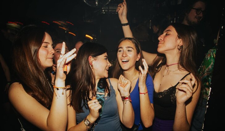 Soirées International Party - Madame Moustache | 80 s 90 s 2000 s - Just a Night