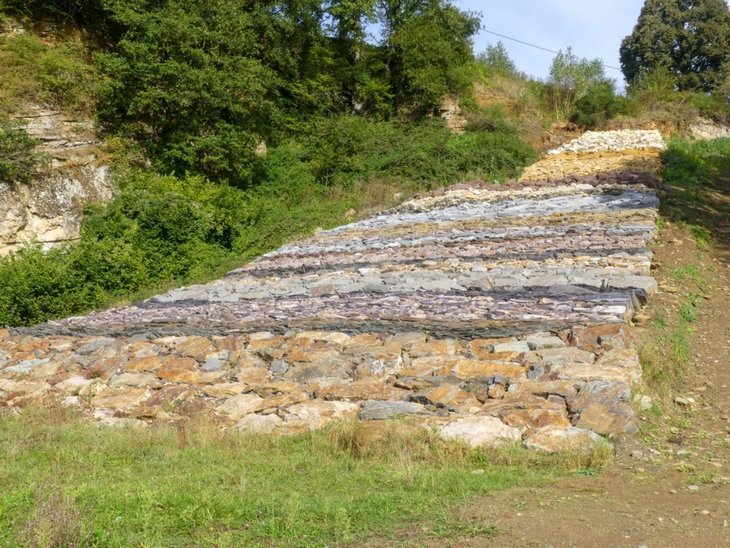 Loisirs Le géologique Géromont : cette impressionnante  rampe pierres 