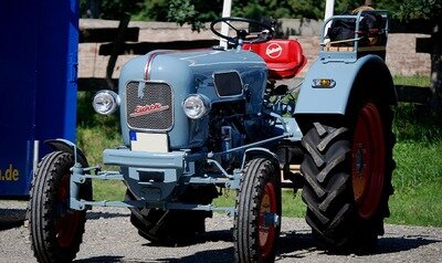 Loisirs Balade vieux tracteurs Neuville