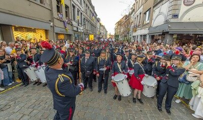 Loisirs Une clôture Doudou musique avec Fanfare Moulbaix-Ligne ses majorettes