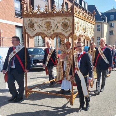 Loisirs Visu procession 1