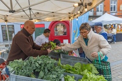 Loisirs Marché producteurs artisans Locaux Place Chapitre à