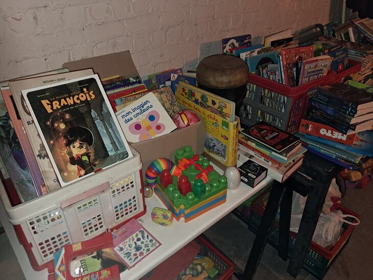  Vide grenier (livres pour enfants, jeux, jouets)