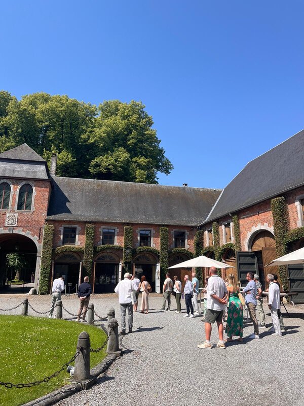 Loisirs Balade bucolique cœur Château Bioul & son vignoble