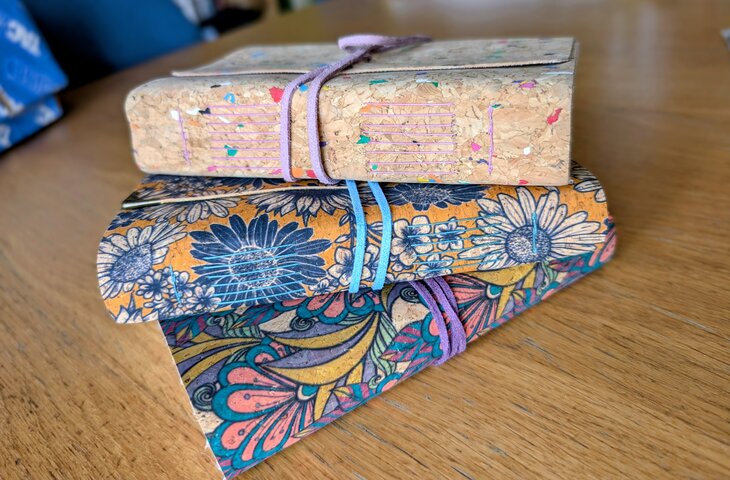 Stages,cours Atelier reliure, création d un carnet voyage réalisé tes mains